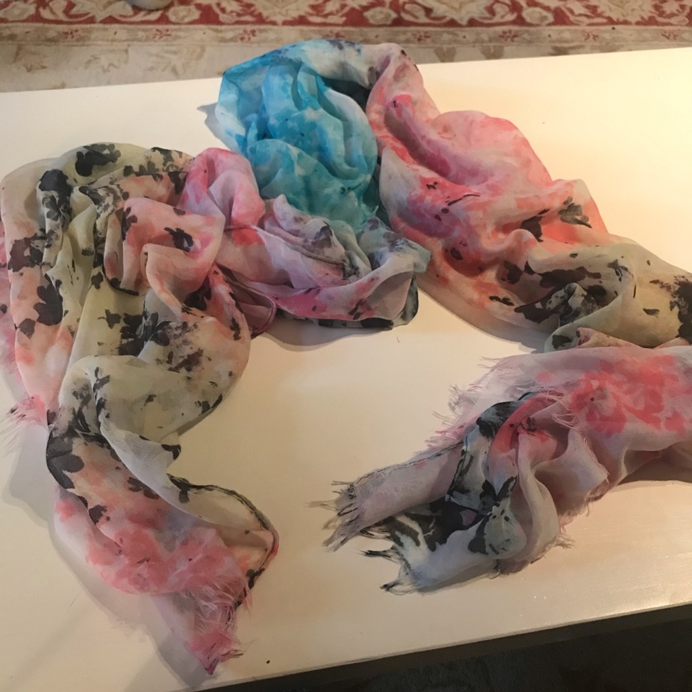 Floral multicolored scarf